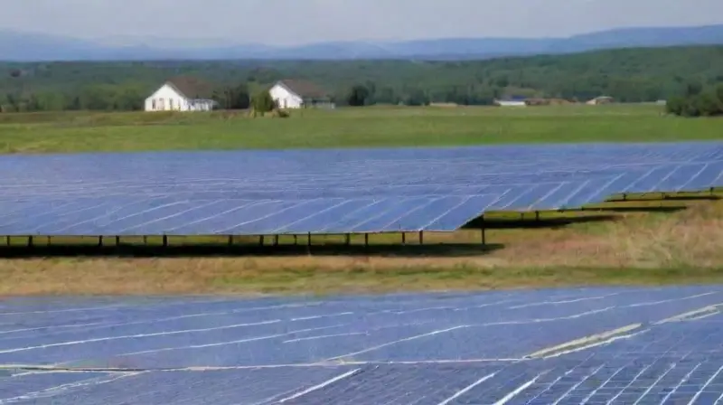 Paisaje verde con energías renovables y naturaleza