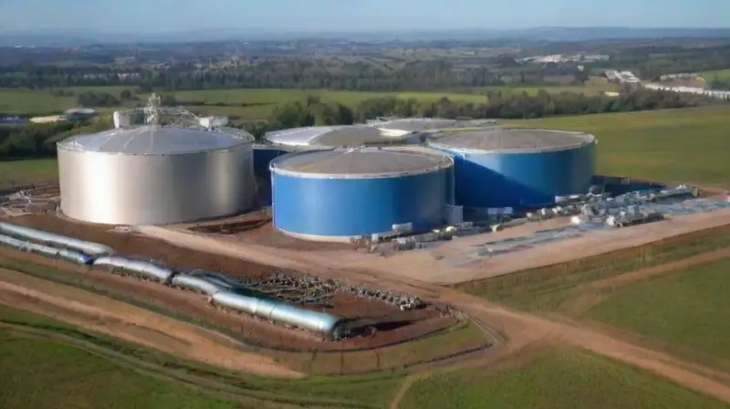 Instalación de biogas rodeada de naturaleza